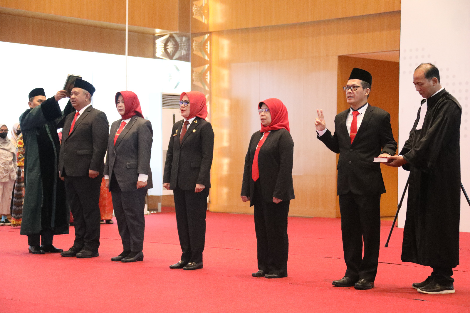 Para pejabat yang dilantik mengambil sumpah jabatan pada pelantikan Pejabat Pimpinan Tinggi Madya dan Pimpinan Tinggi Pratama di Graha BNPB, Jakarta pada Selasa (21/3)